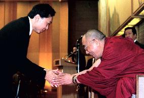 Dalai Lama shakes hands with Hatoyama